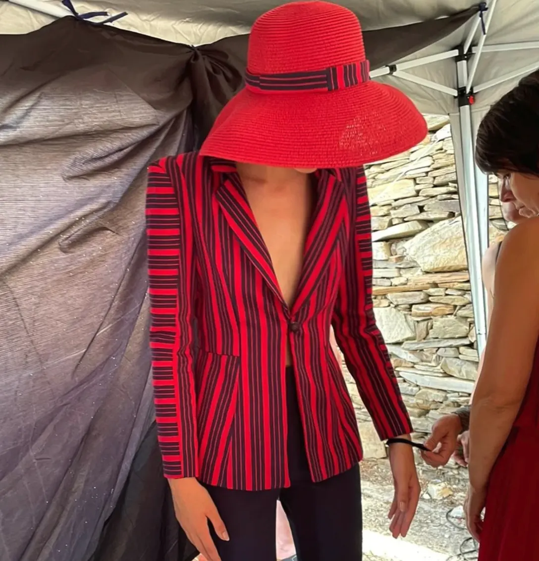 Giacca a righe rosse e blu tagliata nel tessuto del costume tradizionale sardo, con cappello a falda larga