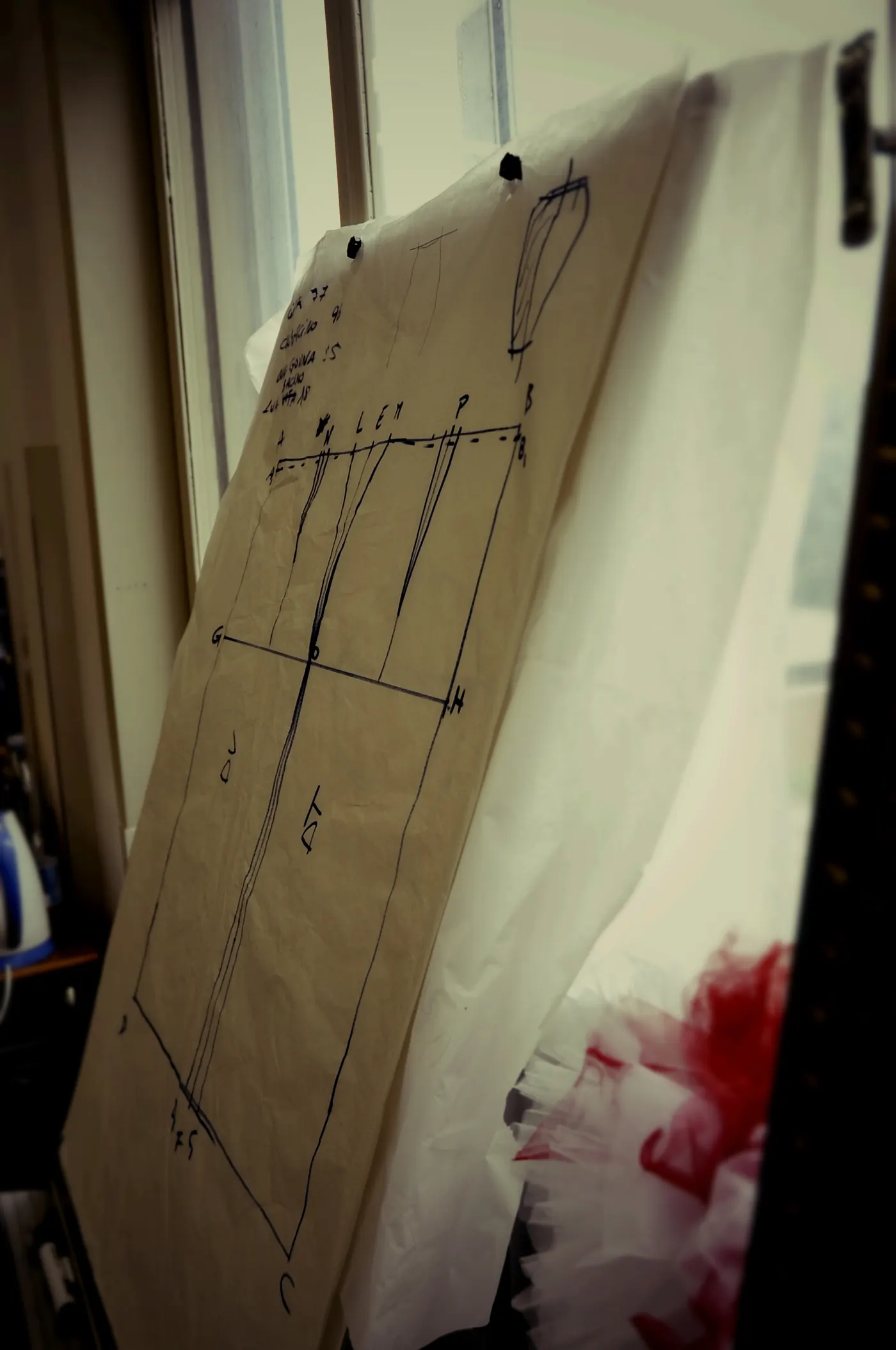 Cartamodello in carta appeso in atelier